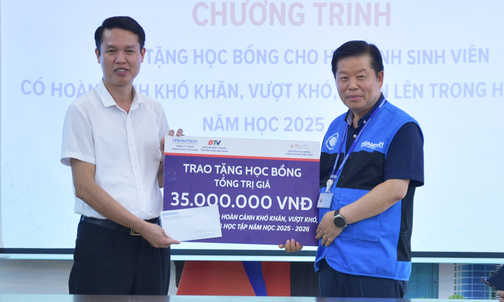 DreamTech Việt Nam trao 35 triệu đồng học bổng, tiếp sức sinh viên vượt khó