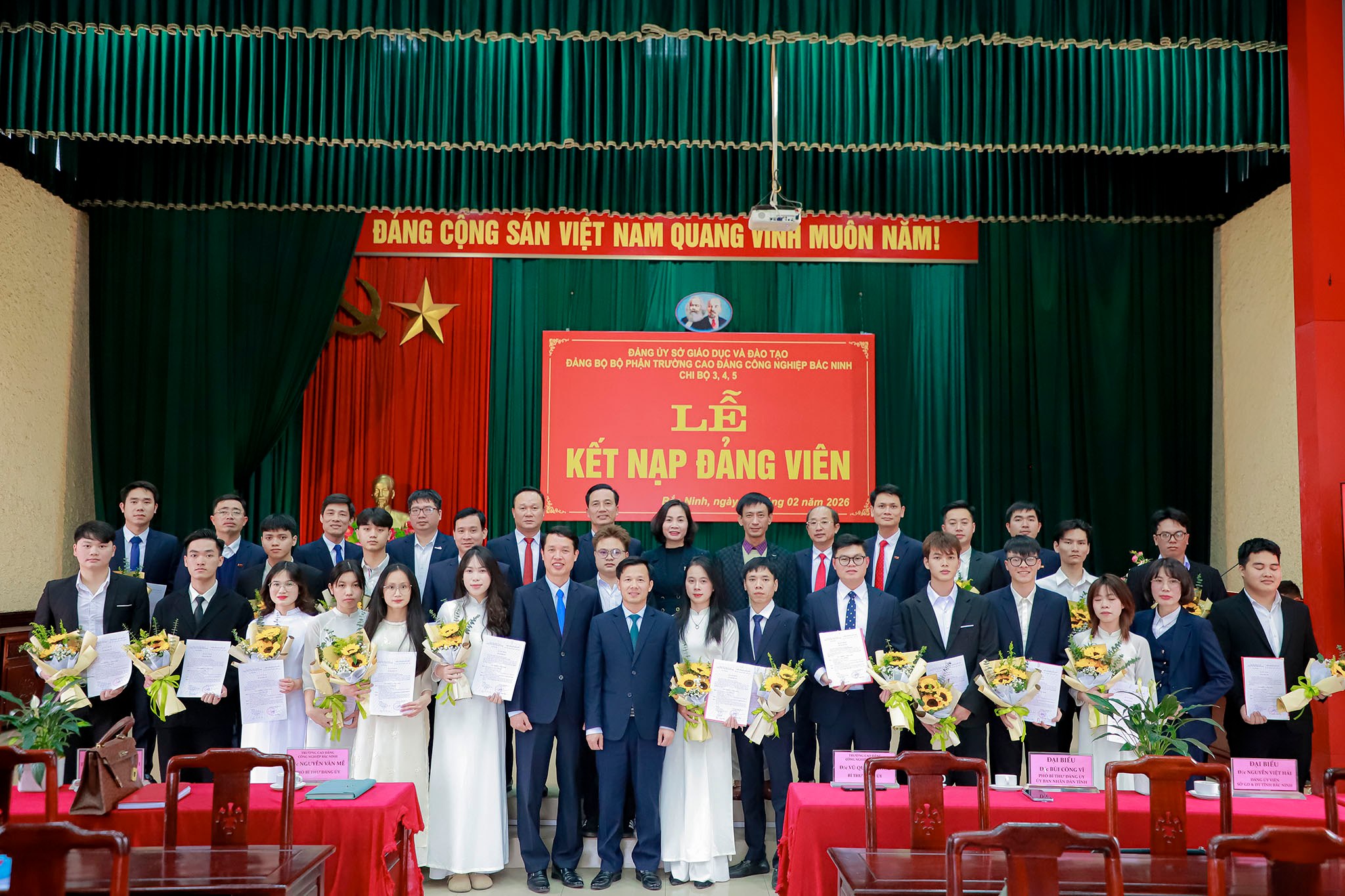 Trường Cao đẳng Công nghiệp Bắc Ninh kết nạp 22 đảng viên mới nhân kỷ niệm 96 năm ngày thành lập Đảng