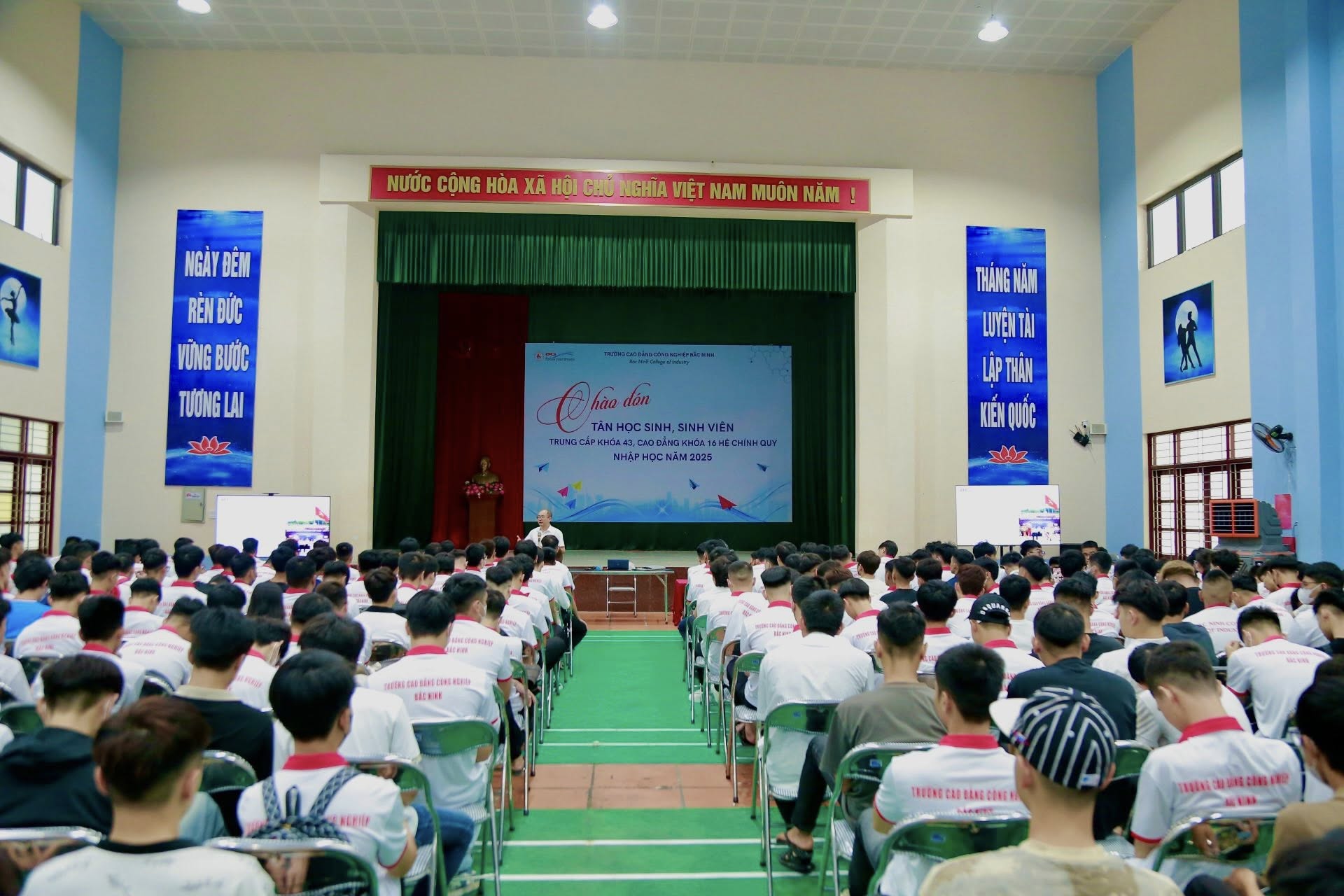 Xây Dựng Văn Hóa BCI: Buổi Gặp Gỡ Thân Mật Giữa Thầy Phó Hiệu Trưởng và Tân Sinh Viên K16