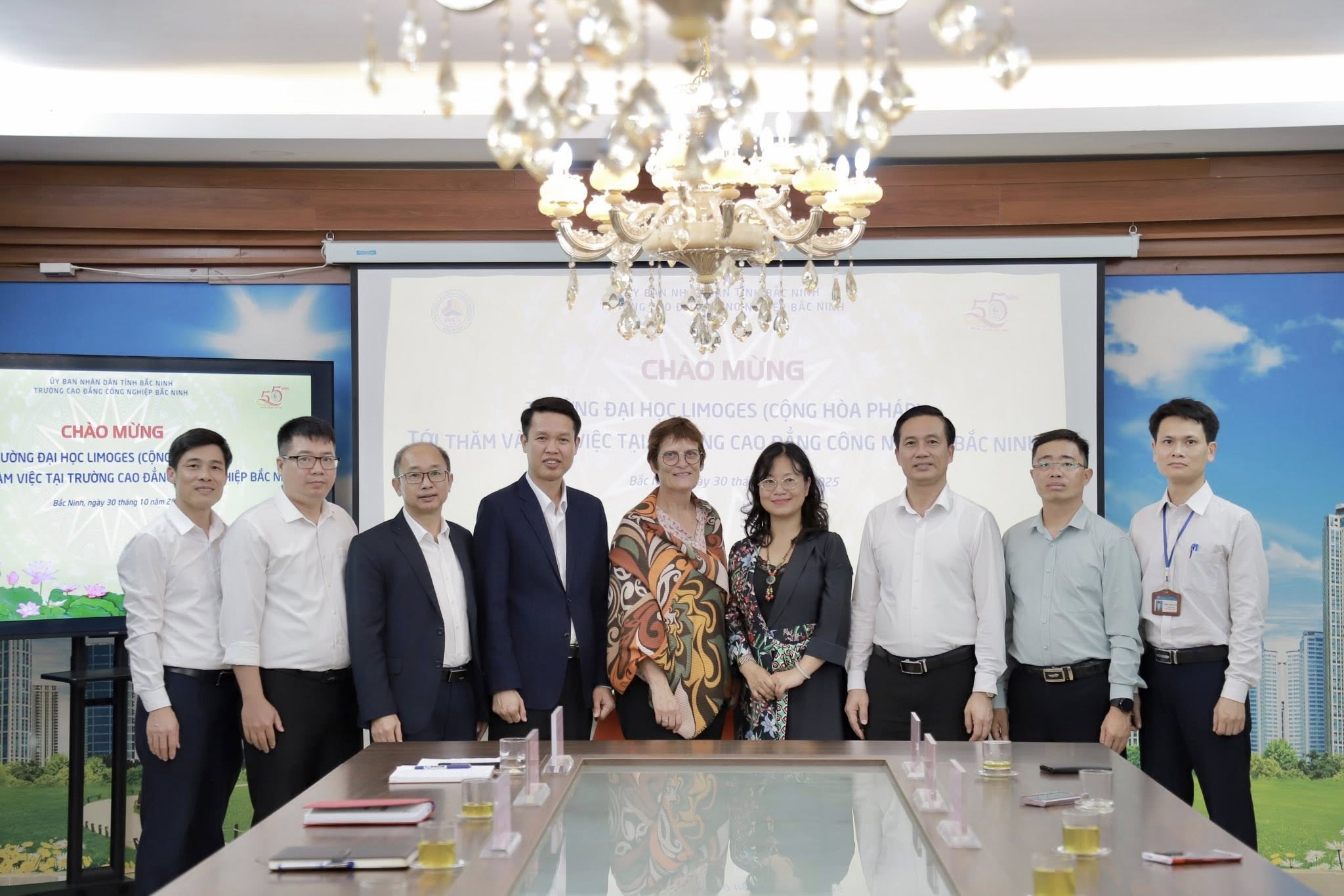 Giáo sư Phó Hiệu trưởng Đại học Limoges (Pháp) thăm cơ sở vật chất, tìm hiểu mô hình đào tạo tại Trường Cao đẳng Công nghiệp Bắc Ninh