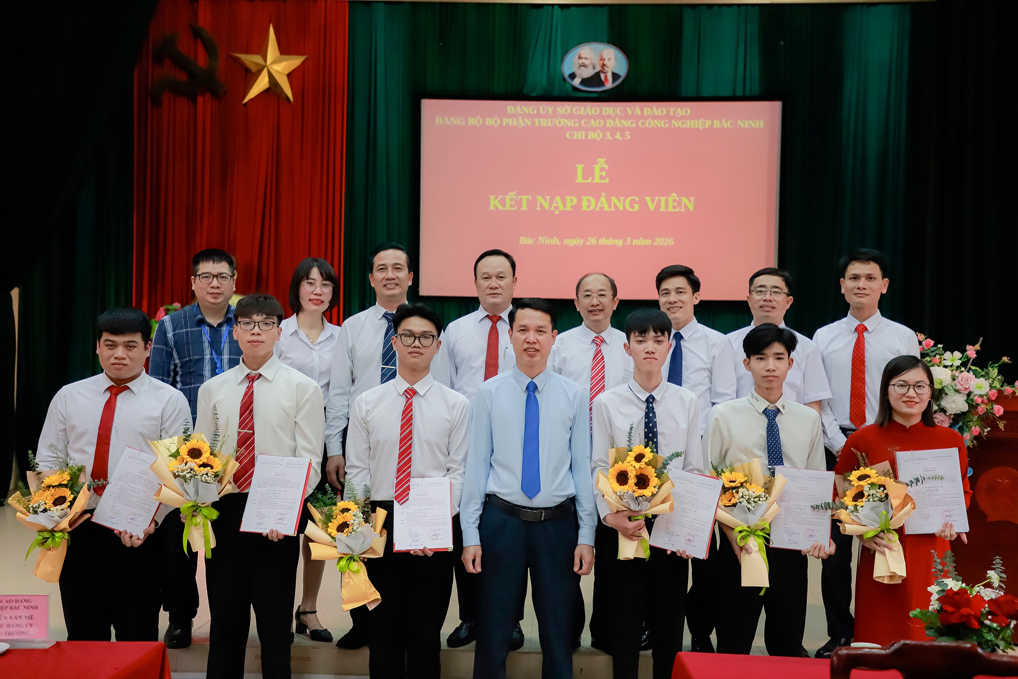 ĐẢNG BỘ BỘ PHẬN TRƯỜNG CAO ĐẲNG CÔNG NGHIỆP BẮC NINH: LỄ KẾT NẠP ĐẢNG VIÊN MỚI – NHỮNG “HẠT GIỐNG ĐỎ” TỰ HÀO DƯỚI CỜ ĐOÀN