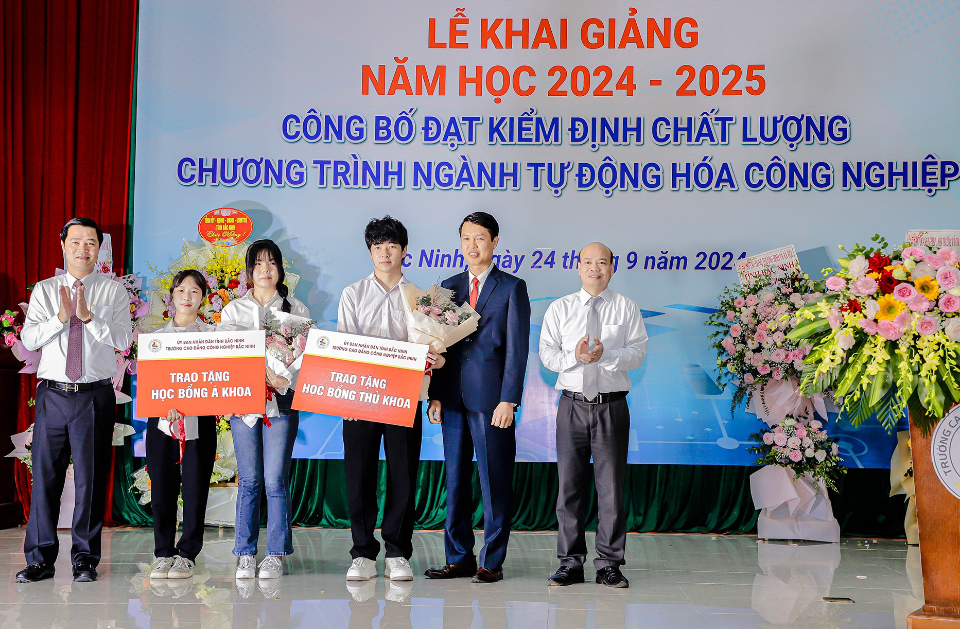 Nhiều  suất học bổng và chương trình hỗ trợ hoạt động đào tạo của nhà trường trị giá gần 1 tỉ đồng đã được trao tặng tại Lễ khai giảng năm học mới