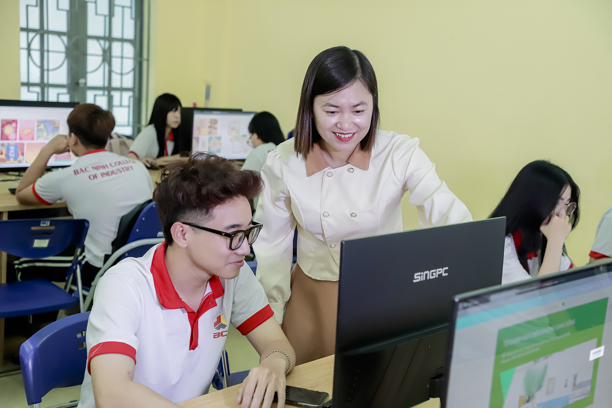 NGÀNH THƯƠNG MẠI ĐIỆN TỬ (Kinh doanh, quản lý chuỗi cung ứng, Thiết kế UI,  Marketing số)