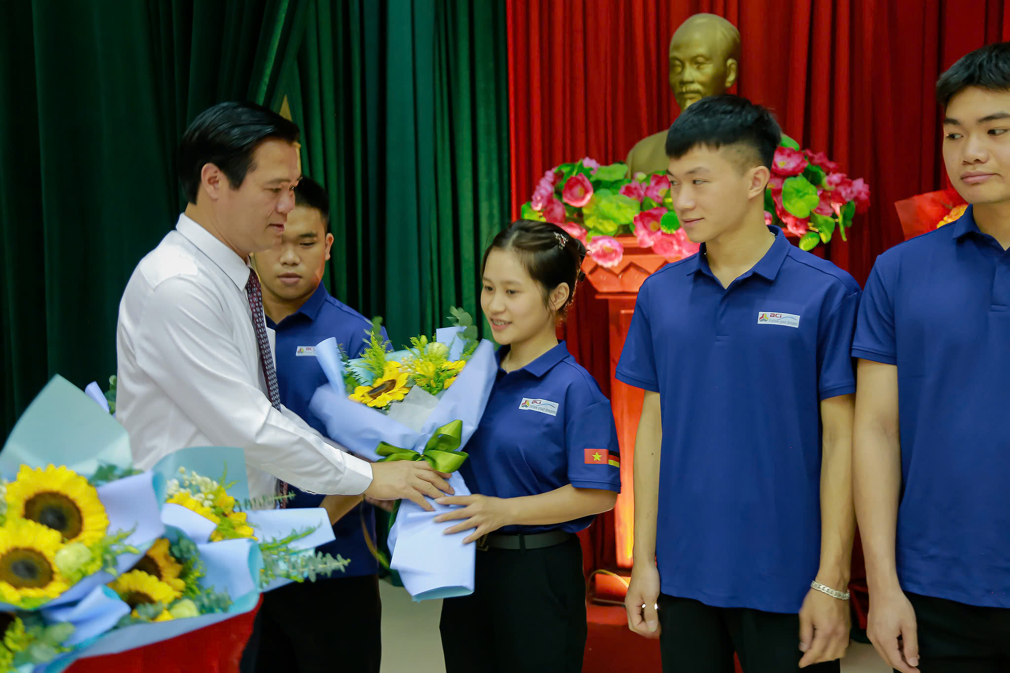 Trường Cao đẳng Công nghiệp Bắc Ninh long trọng tổ chức Lễ kết nạp Đảng viên mới và các hoạt động ý nghĩa