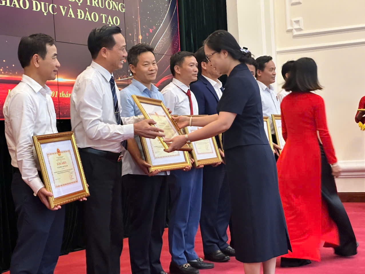 TRƯỜNG CAO ĐẲNG CÔNG NGHIỆP BẮC NINH VINH DỰ NHẬN BẰNG KHEN CỦA BỘ TRƯỞNG BỘ GIÁO DỤC VÀ ĐÀO TẠO